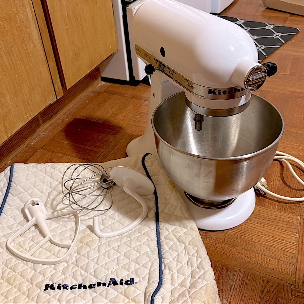 🤍*please read* Classic white KitchenAid Stand mixer with 3 attachments🤍